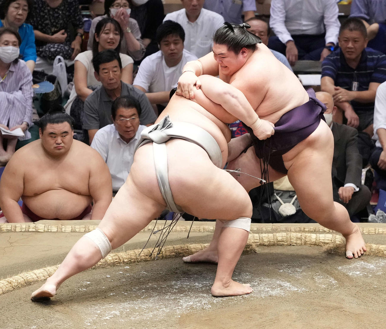 王鵬（右）は熱海富士を肩透かしで破る（撮影・小沢裕）