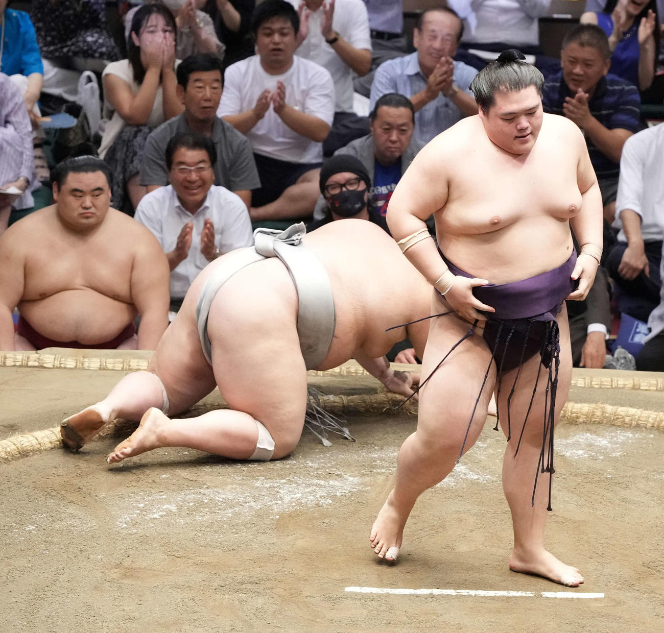 王鵬（右）は熱海富士を肩透かしで破る（撮影・小沢裕）
