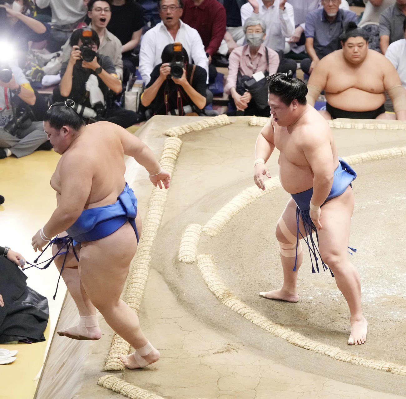 大の里（左）を寄り切りで破る若隆景（撮影・小沢裕）
