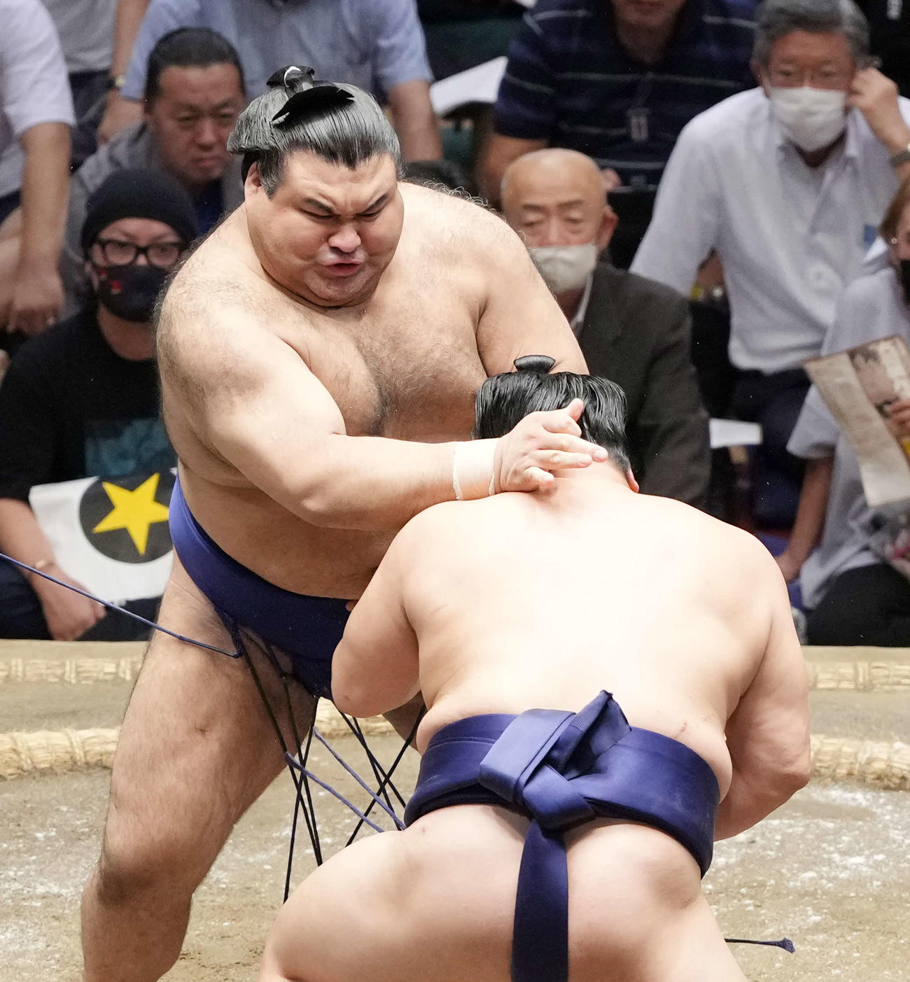 立合いで平戸海（手前）を攻める高安（撮影・小沢裕）