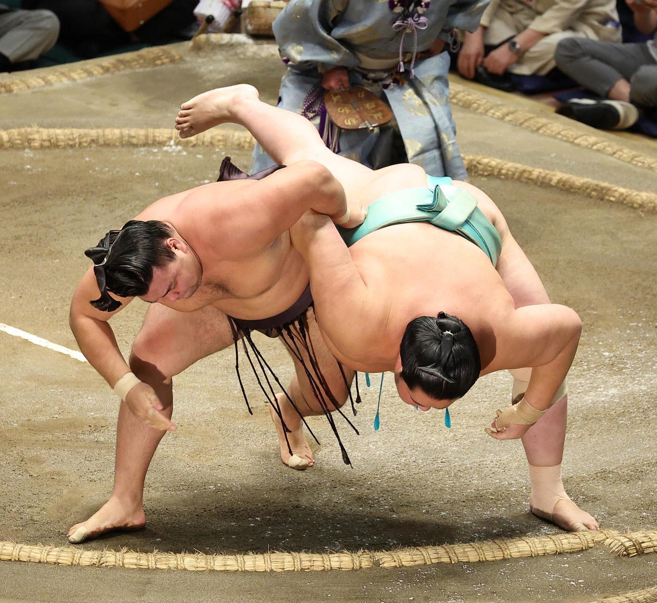 琴桜（右）を上手投げで破る霧島（撮影・中島郁夫）