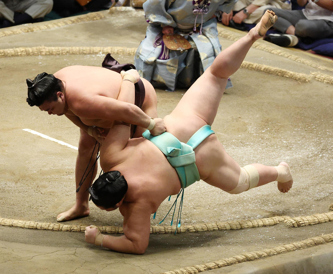 琴桜（右）を上手投げで破る霧島（撮影・中島郁夫）