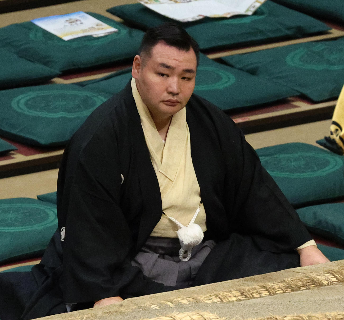 審判員を務める元横綱鶴竜の音羽山親方（撮影・中島郁夫）