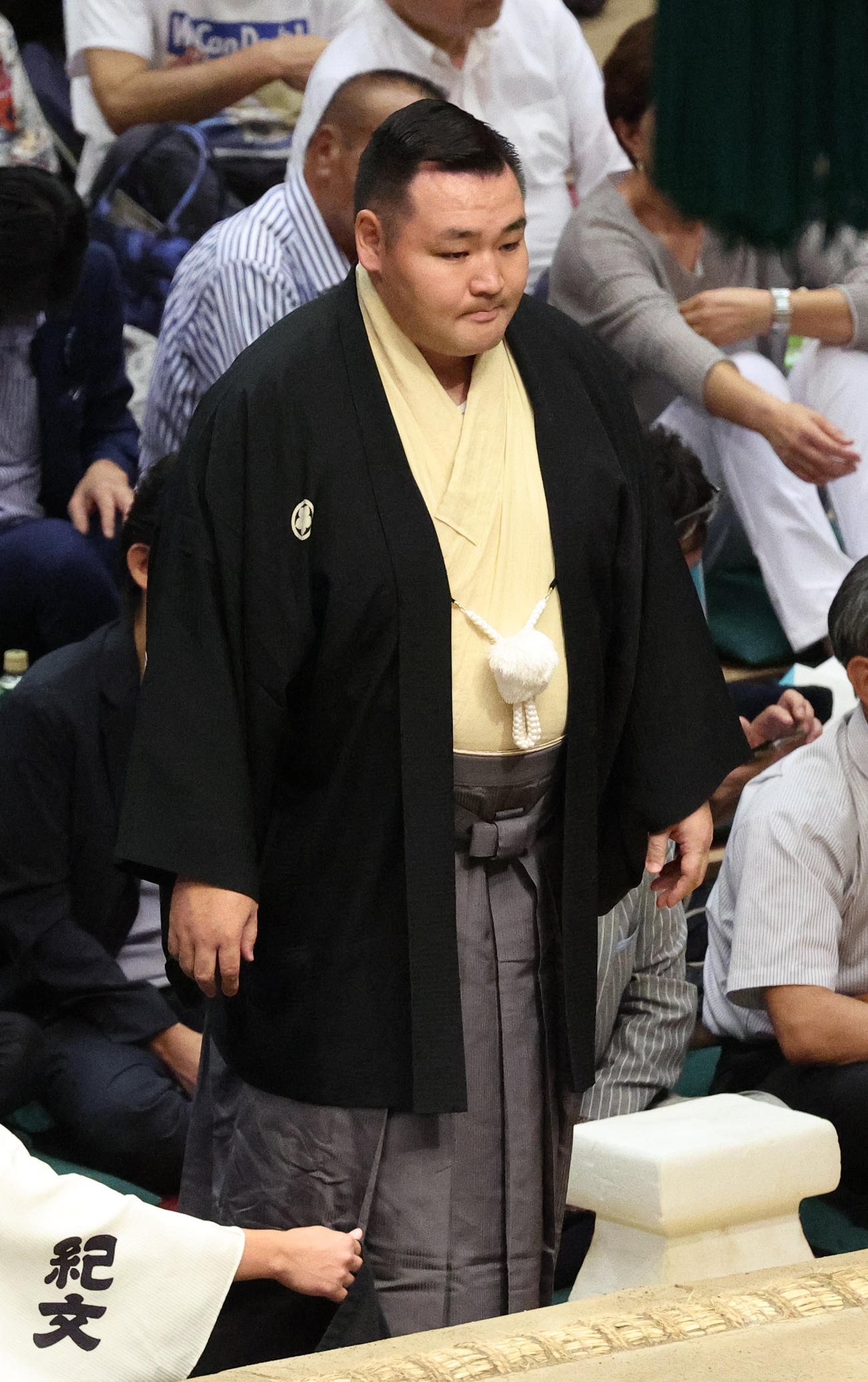 審判員を務める元横綱鶴竜の音羽山親方（撮影・中島郁夫）