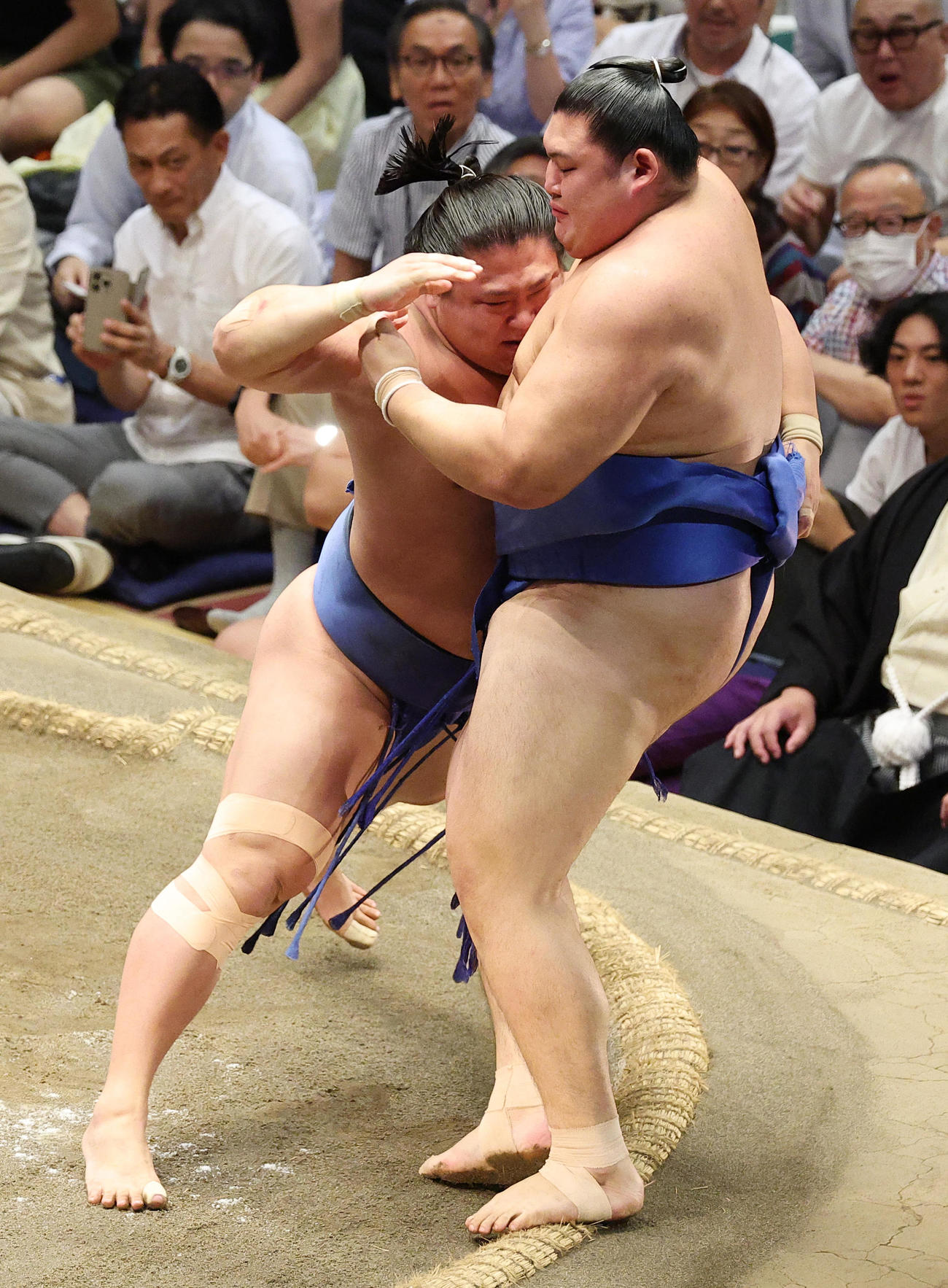 大の里（右）を寄り切りで破る若隆景（撮影・中島郁夫）