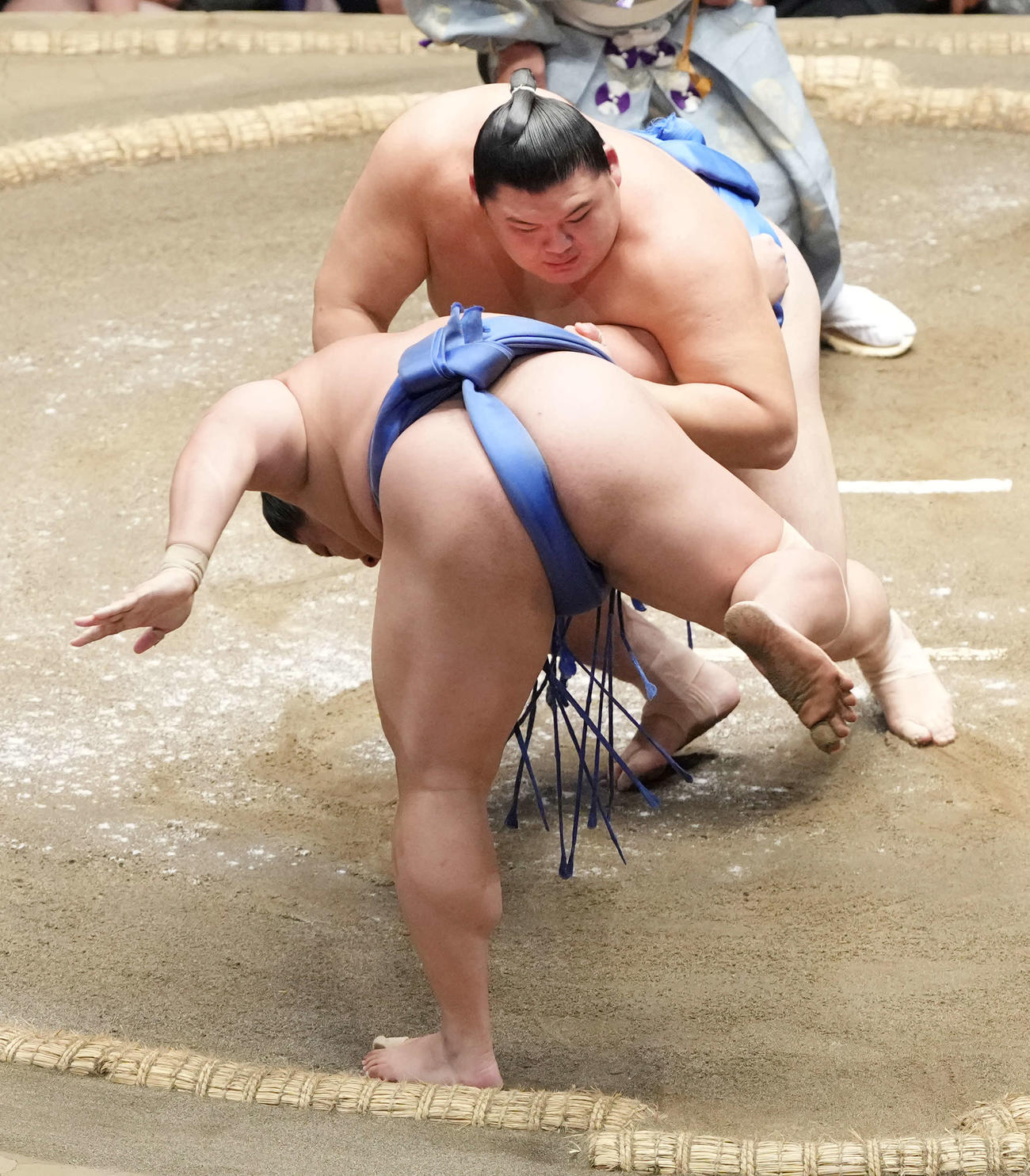 大の里（奥）の攻めをこらえる若隆景（撮影・小沢裕）