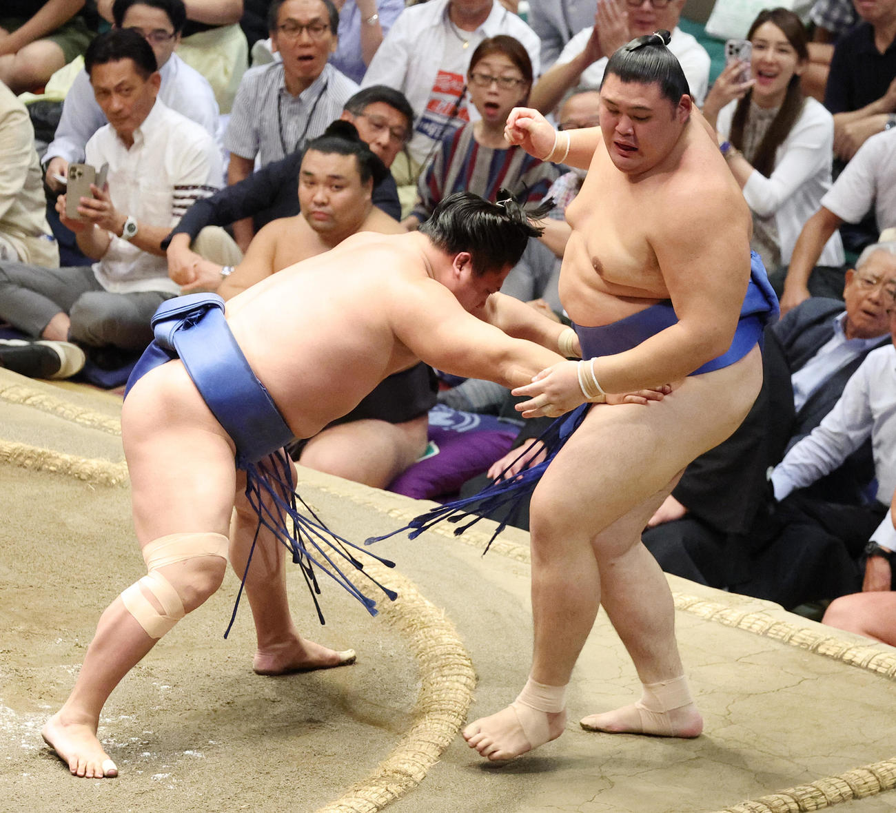 大の里（右）を寄り切りで破る若隆景（撮影・中島郁夫）