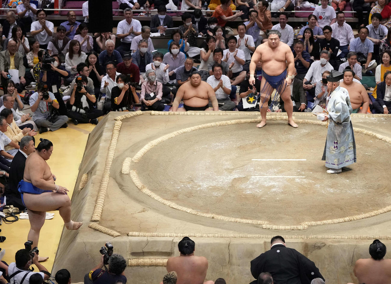 大の里（左）は寄り切りで若隆景に敗れる（撮影・小沢裕）