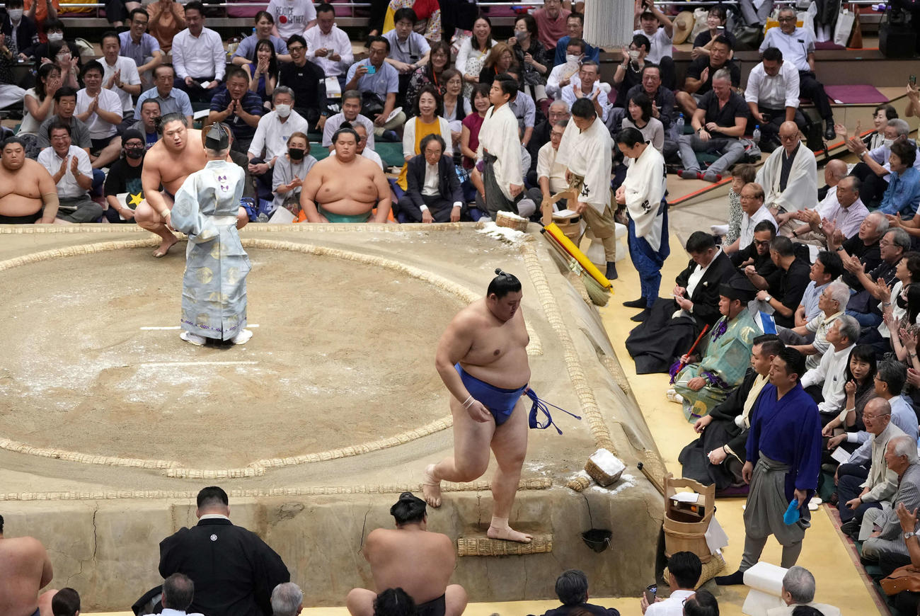 大の里（手前右）は寄り切りで若隆景に敗れる（撮影・小沢裕）