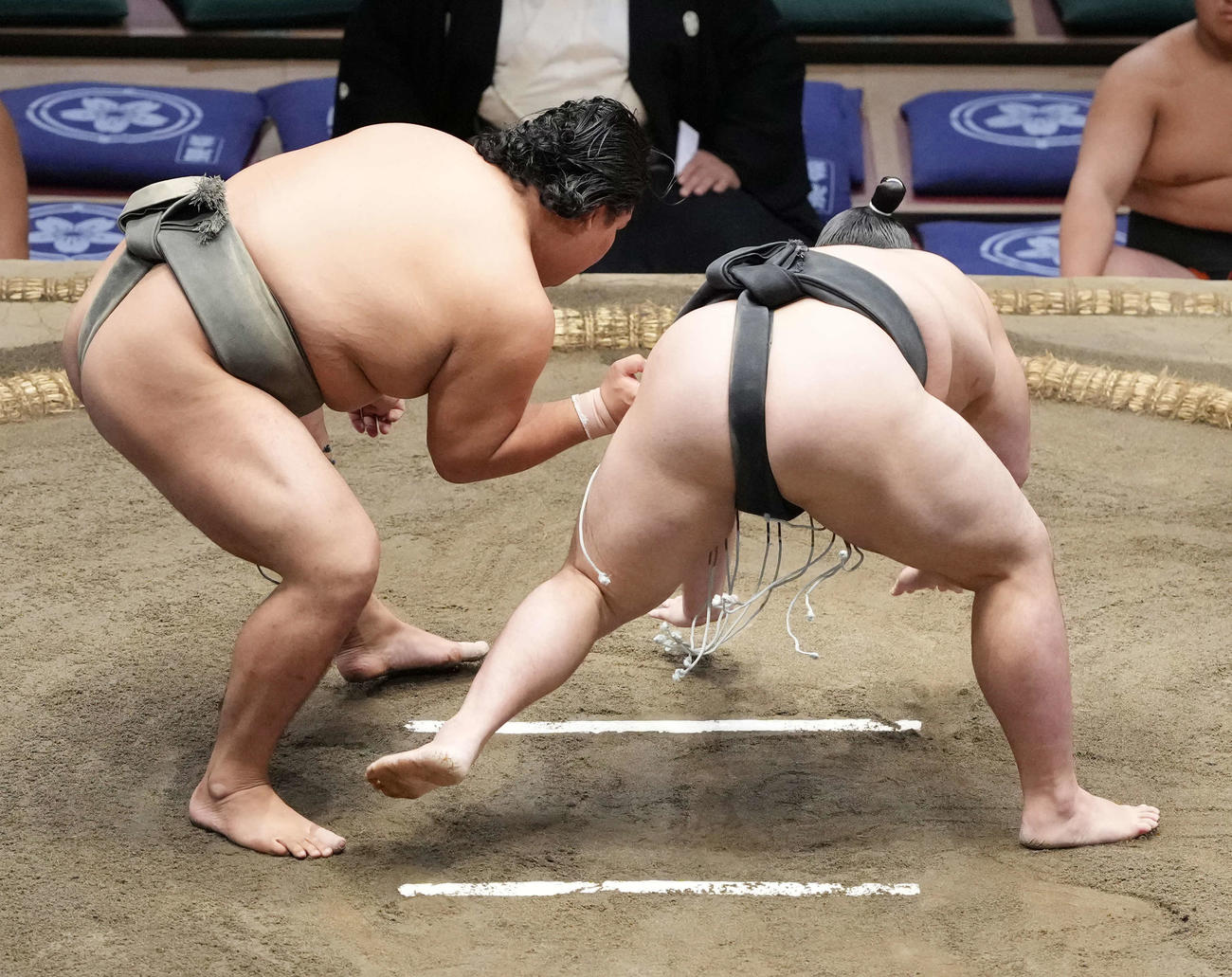鶴（右）を上手出し投げで破り序ノ口優勝を決めた豪聖山（撮影・小沢裕）