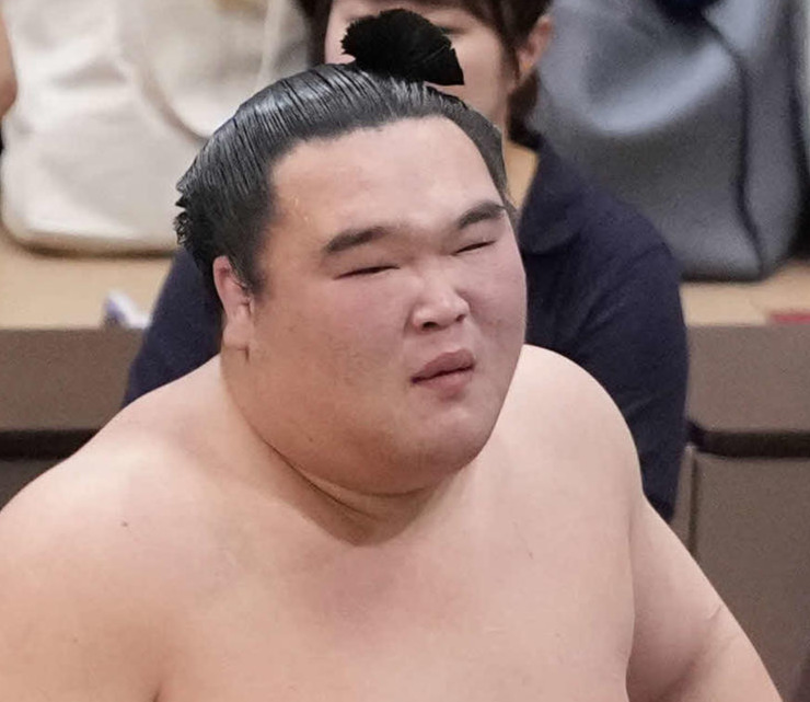 24年9月19日　取組で痛めた足をひきずりながら花道を引き揚げる白熊（撮影・小沢裕）