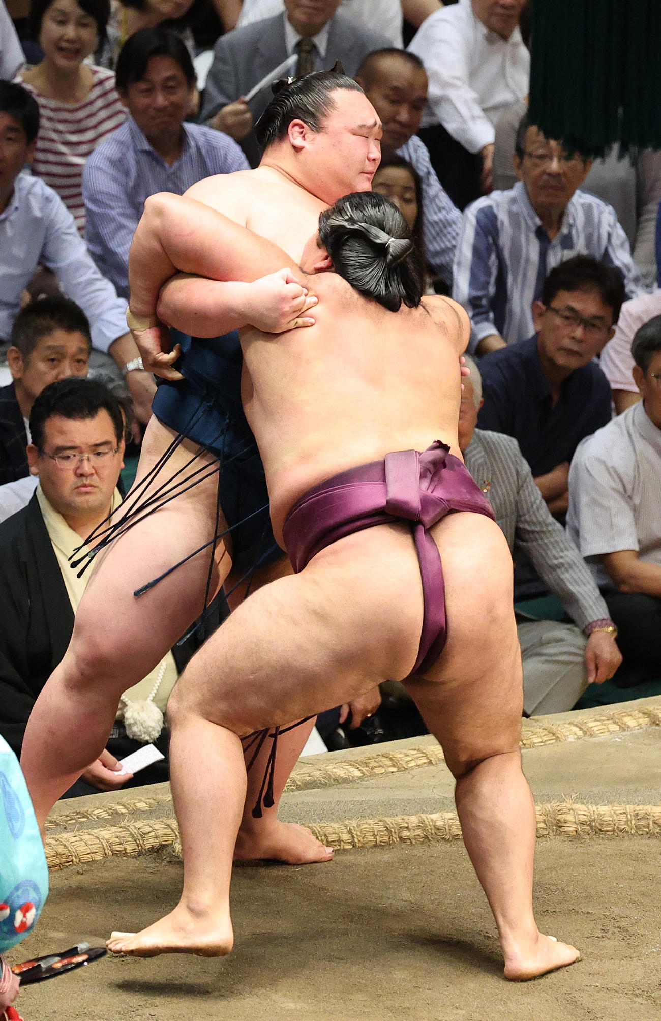 24年9月19日　白熊（左）を寄り切りで破る狼雅（撮影・中島郁夫）