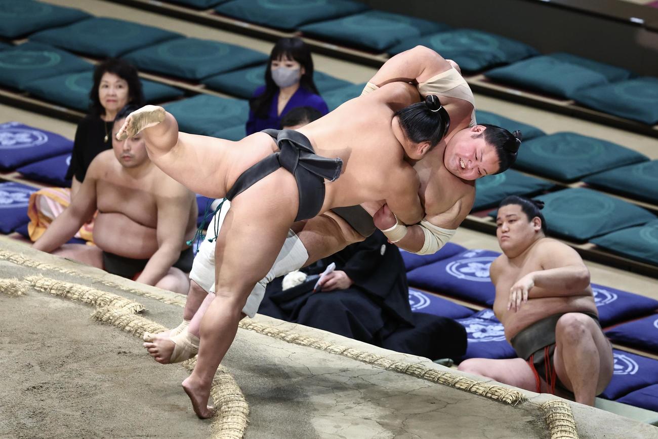 清乃海（奥）を寄り倒しで破る川副（撮影・河田真司）