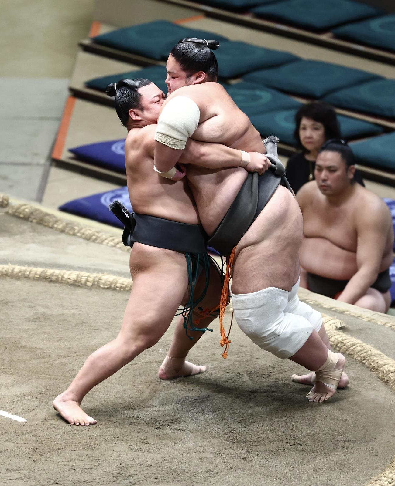 清乃海（右）を攻める川副（撮影・河田真司）