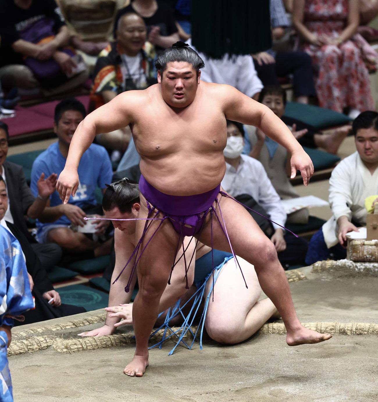 獅司（奥）を突き落としで破る尊富士（撮影・河田真司）