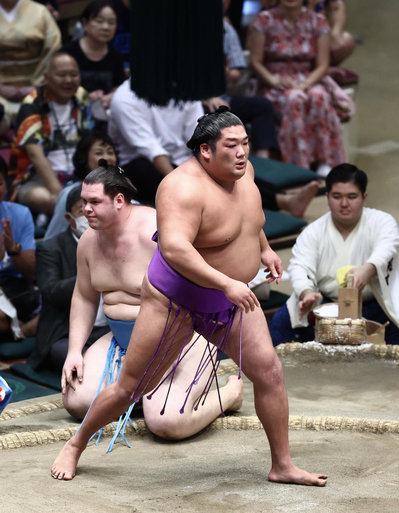 獅司（奥）を突き落としで破る尊富士（撮影・河田真司）