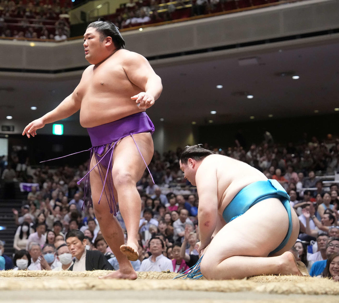 尊富士（左）は獅司を突き落としで破る（撮影・小沢裕）