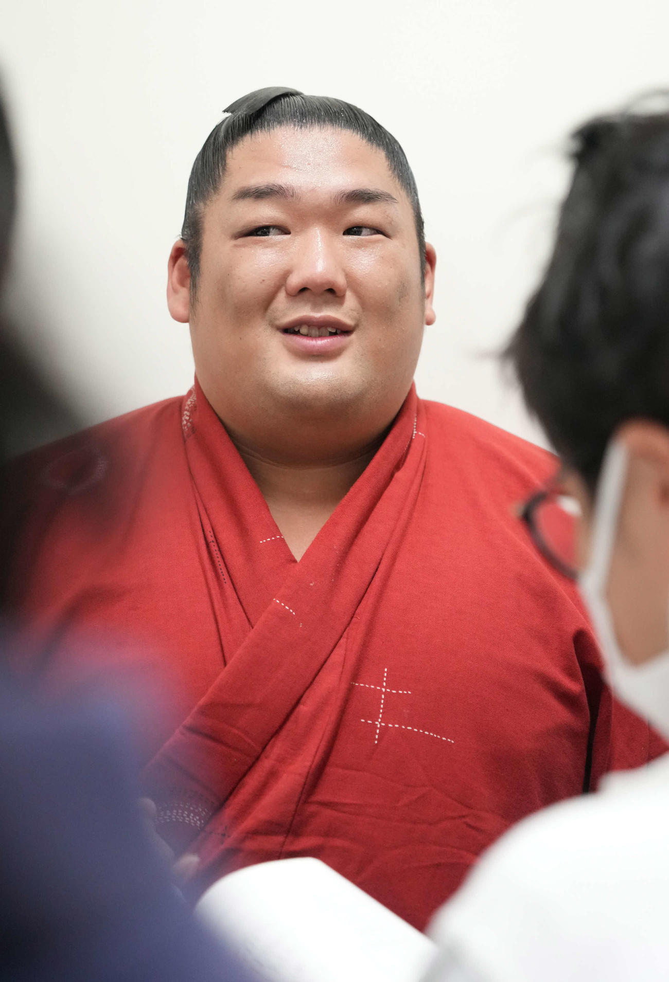取組後の囲み取材で笑顔を見せる尊富士（撮影・小沢裕）