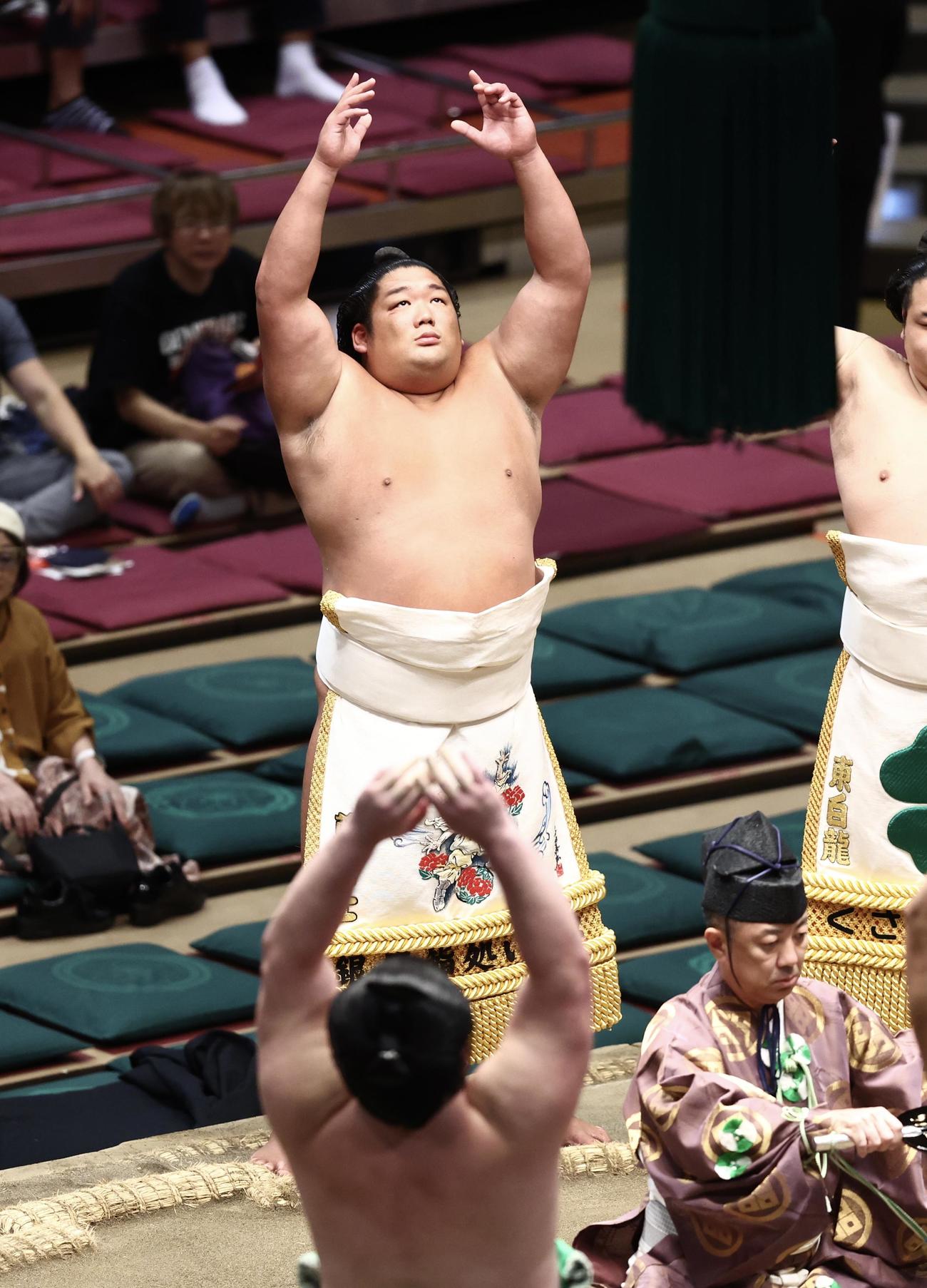 十両土俵入りする尊富士（撮影・河田真司）
