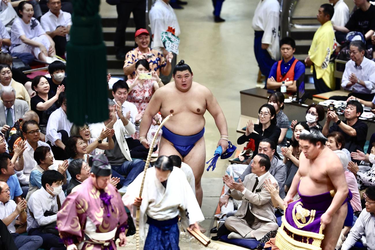 取り直しの一番で琴桜を寄り切りで破り、花道から引き揚げる大の里（撮影・河田真司）