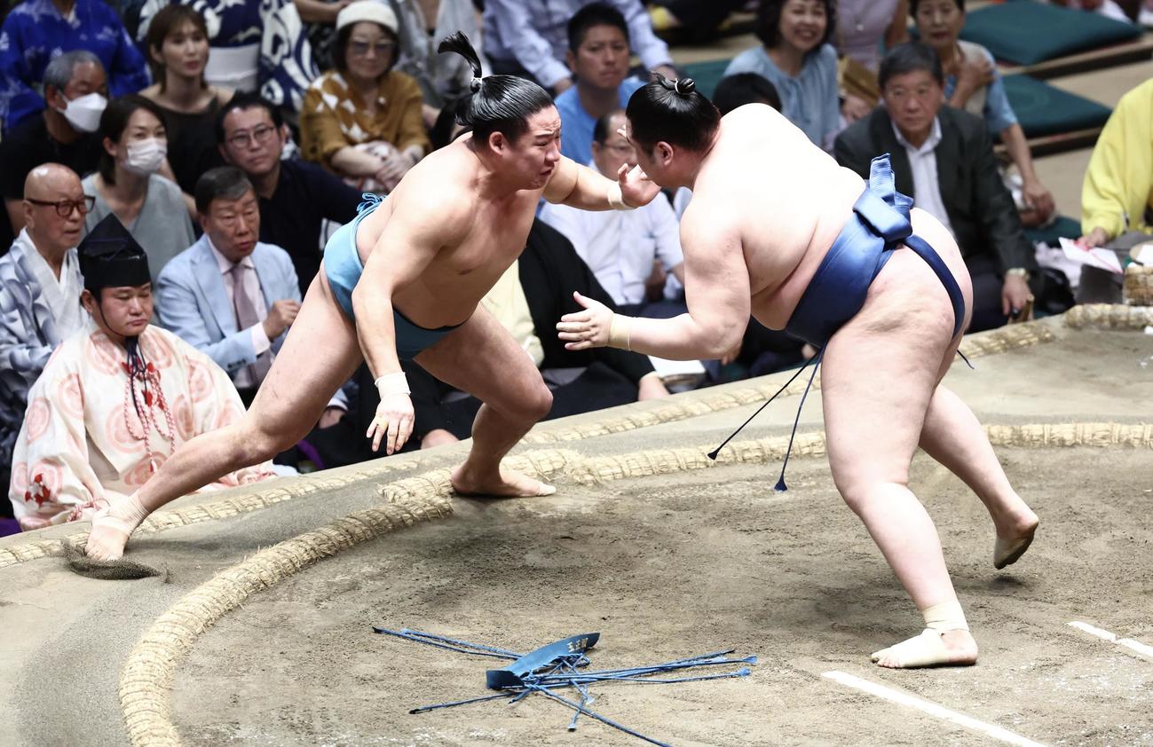 玉正鳳（左）を押し出しで破る阿武剋（撮影・河田真司）