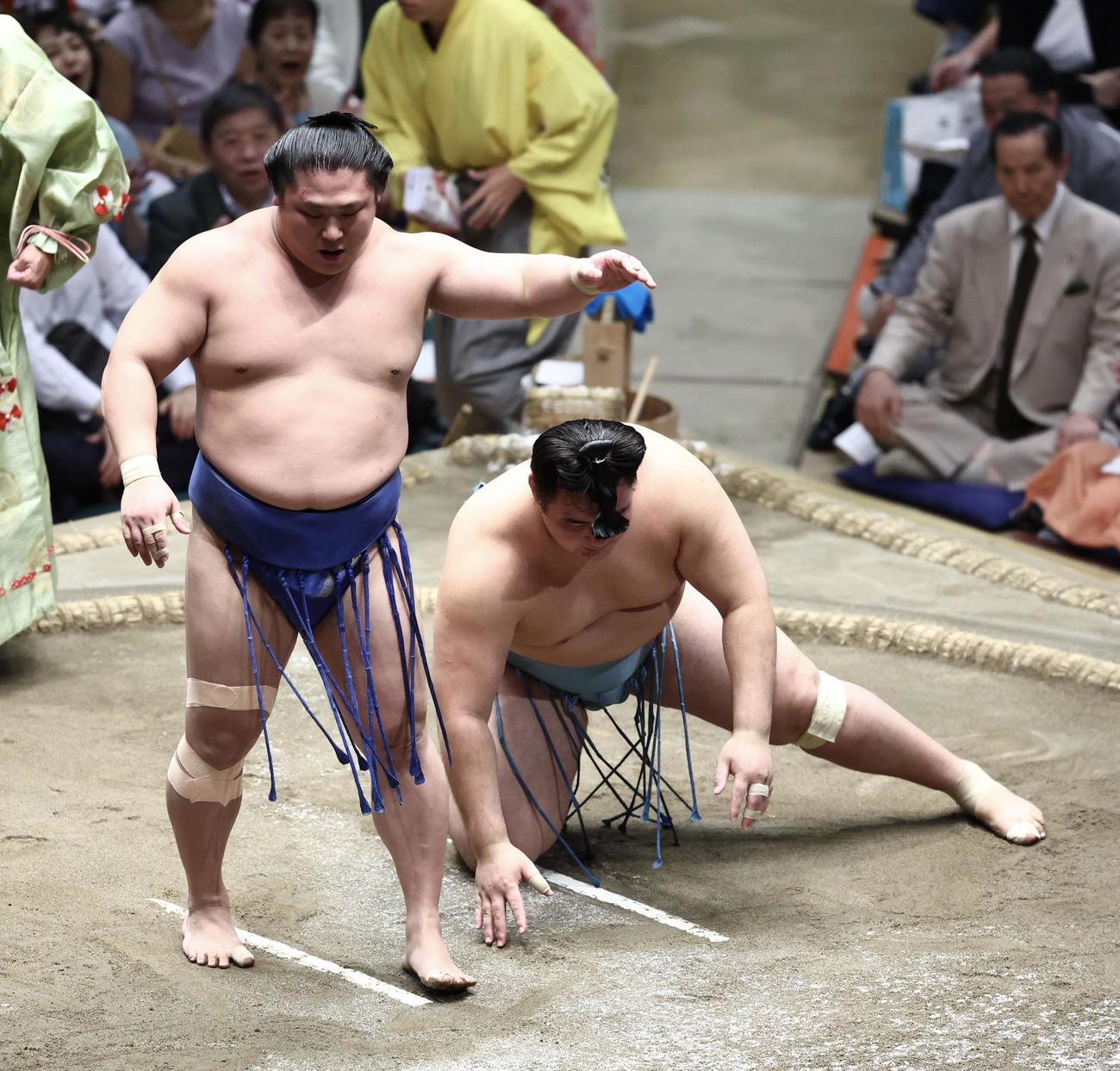 若隆景（左）は欧勝馬を引き落としで破る（撮影・河田真司）