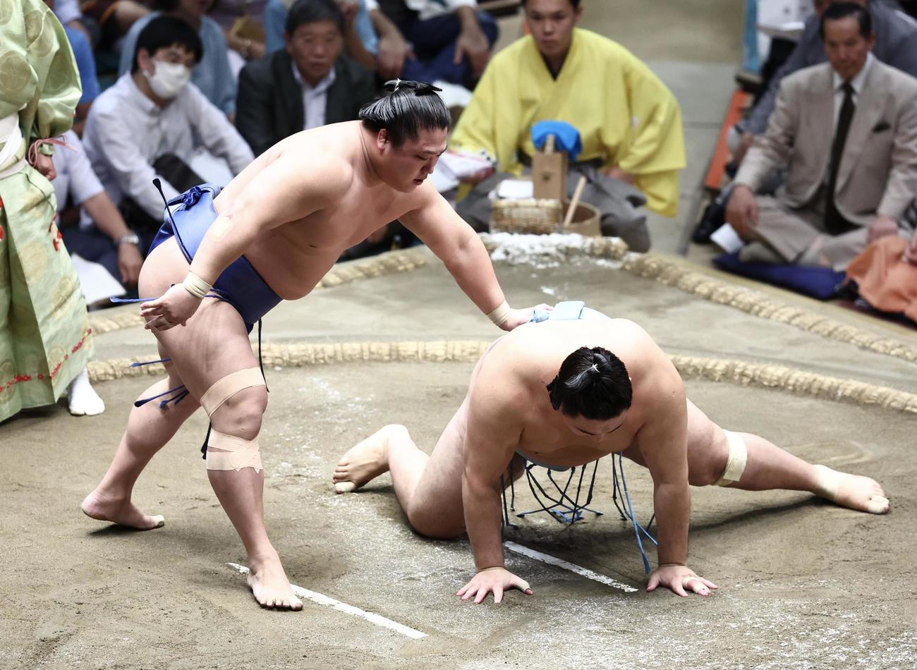 若隆景（左）は欧勝馬を引き落としで破る（撮影・河田真司）