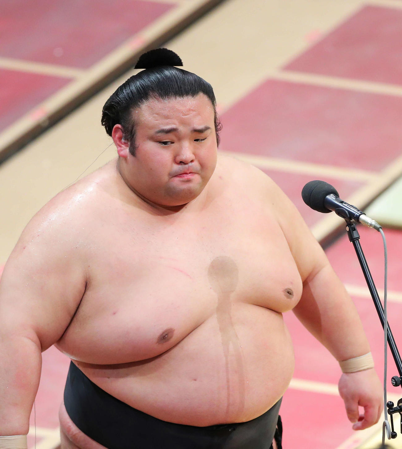 2020年、大相撲11月場所　優勝インタビューを終え、感概深げな表情を浮かべる貴景勝