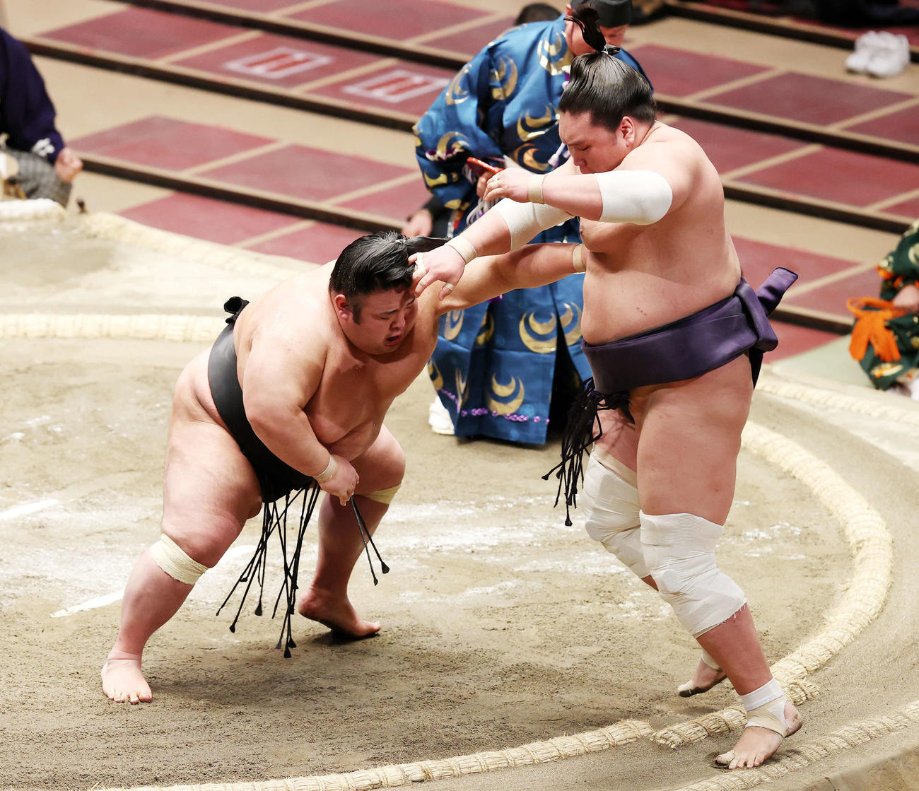 2020年、大相撲11月場所　幕内優勝決定戦で照ノ富士（右）を押し出しで破る貴景勝
