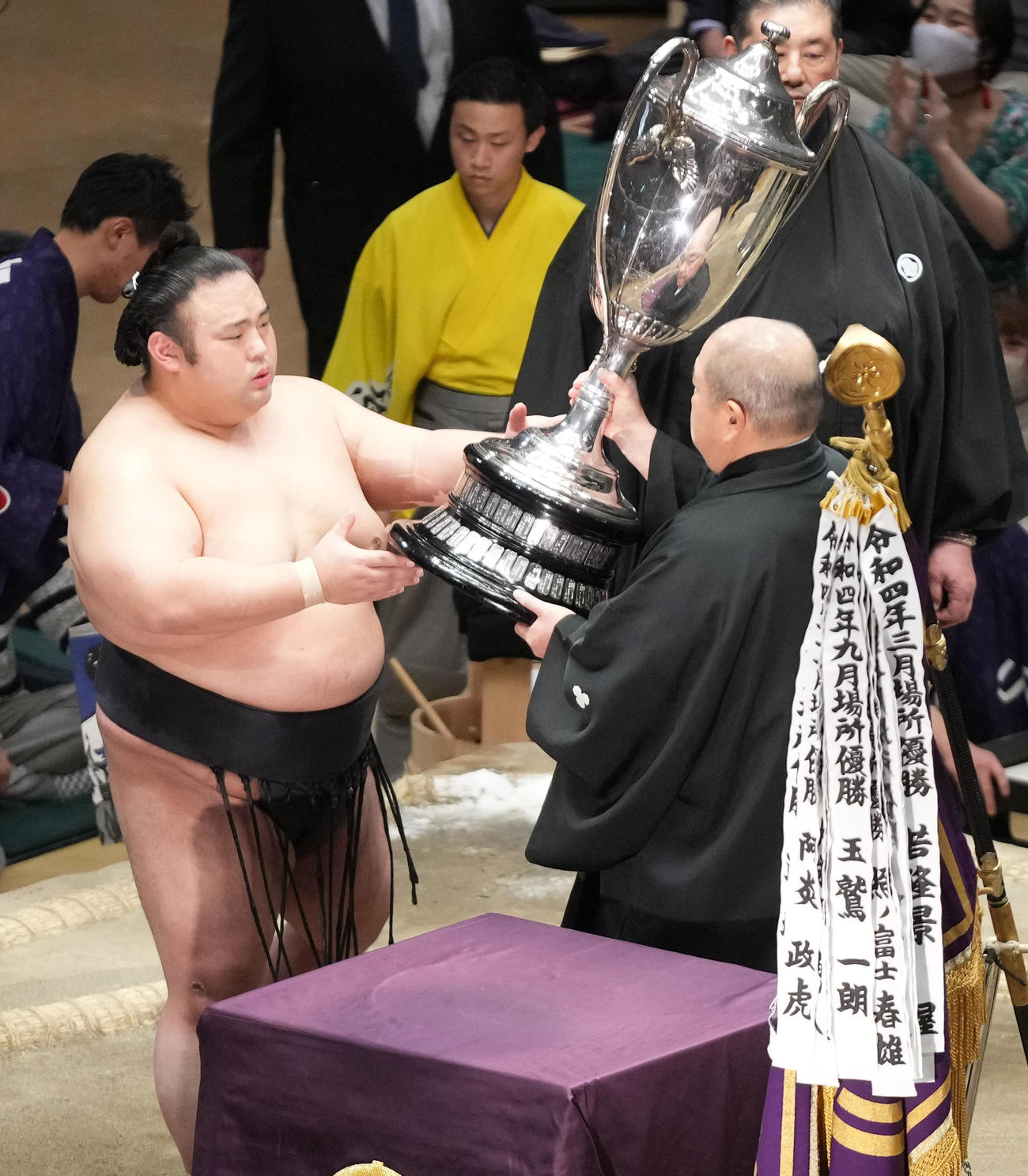 2023年1月、大相撲初場所　千秋楽　優勝し、八角理事長（右）から賜盃を受け取る貴景勝
