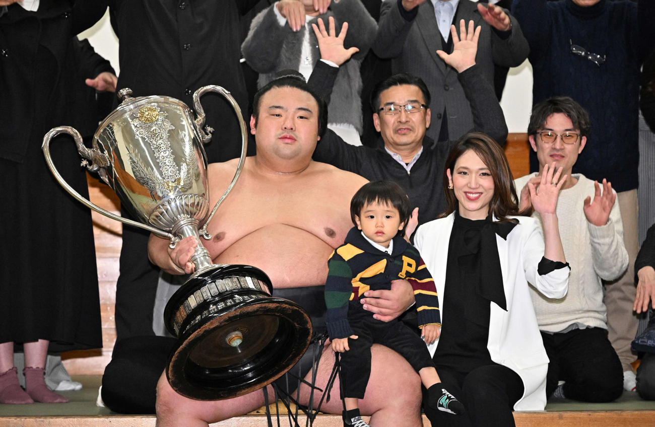 2023年1月、初場所優勝を決めた貴景勝は子どもを抱いて記念撮影する。右は有希奈夫人