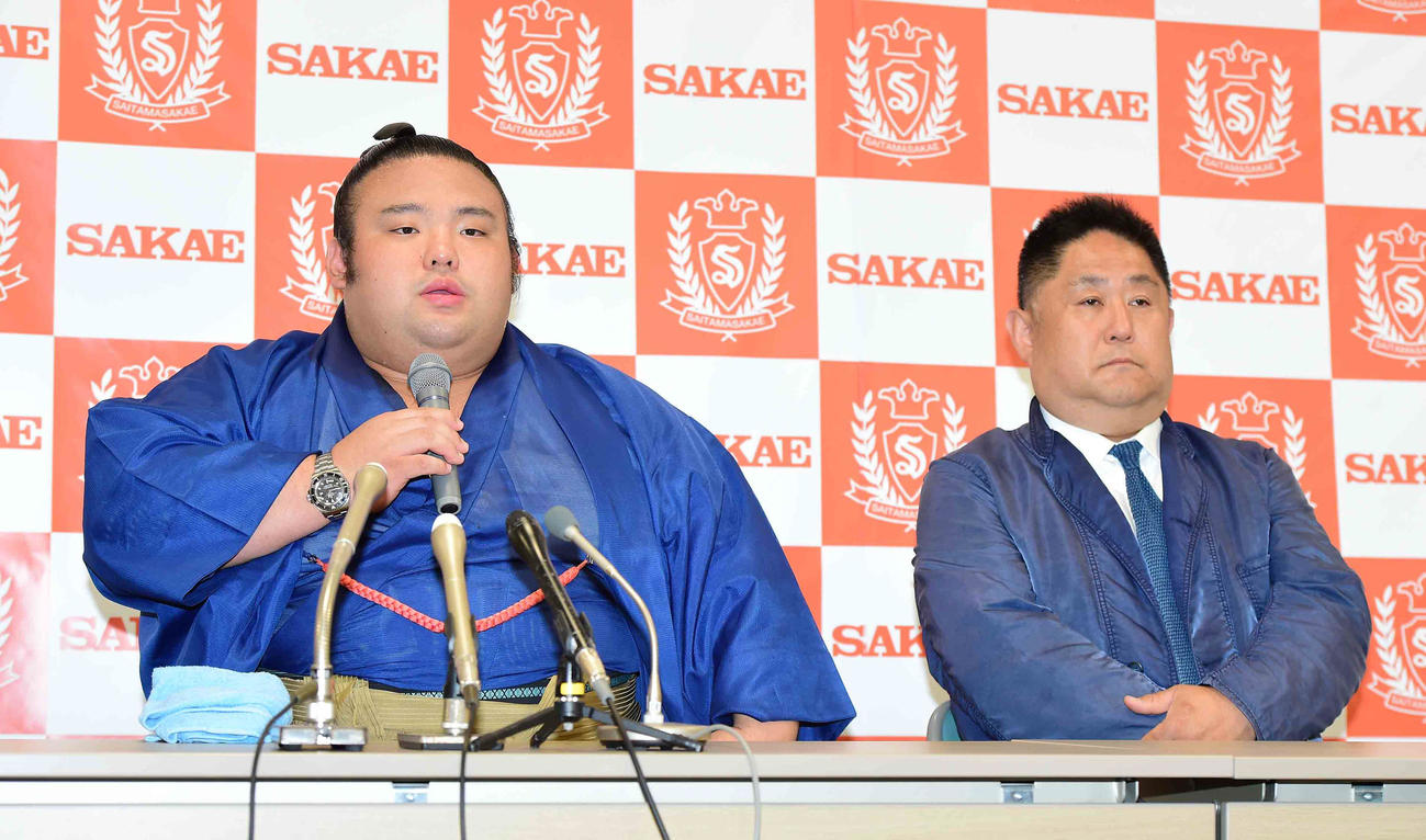 2019年5月、母校の埼玉栄高から大関昇進激励の化粧まわしの贈呈を受けて会見に臨む貴景勝。右は相撲部の山田監督