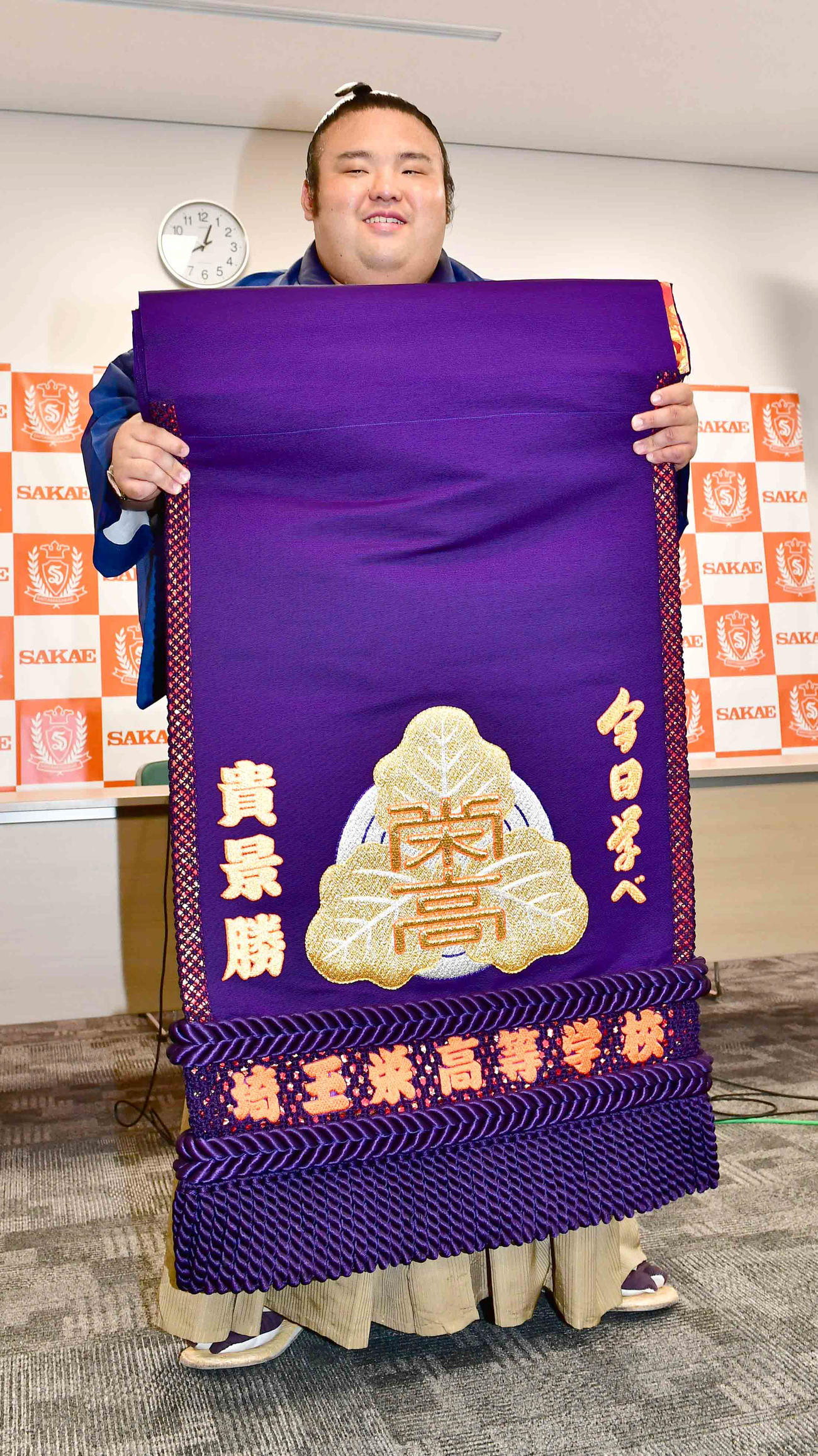 2019年5月、母校の埼玉栄高から贈呈された大関昇進激励の化粧まわしを手に笑顔を見せる貴景勝