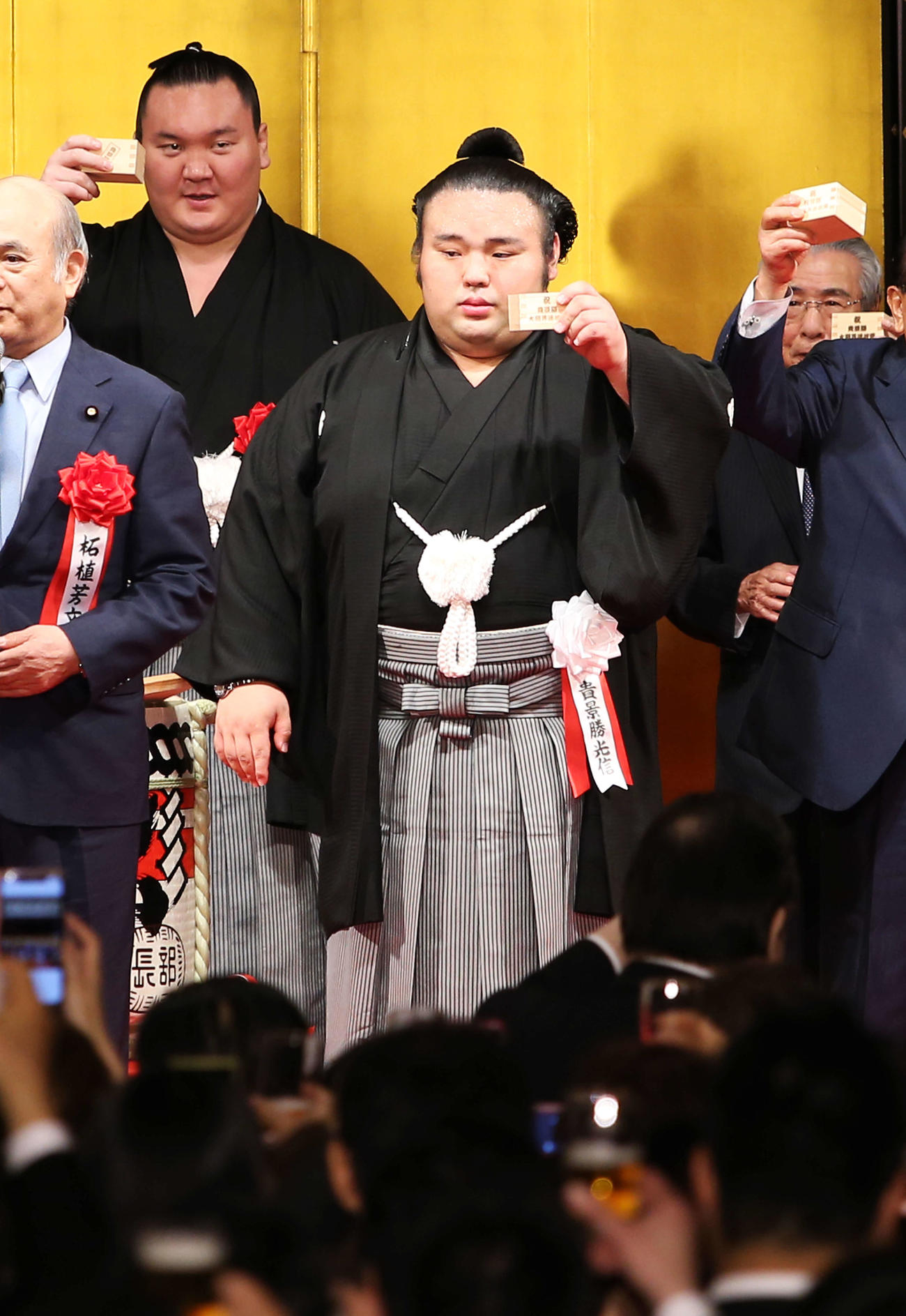2019年6月　貴景勝大関昇進披露宴　乾杯をする貴景勝。後方左は白鵬