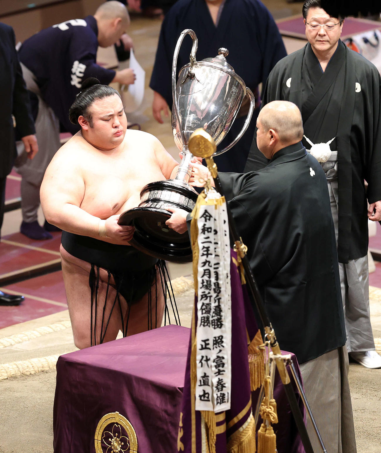 2020年、大相撲11月場所　八角理事長（右）から優勝賜杯を受け取る貴景勝