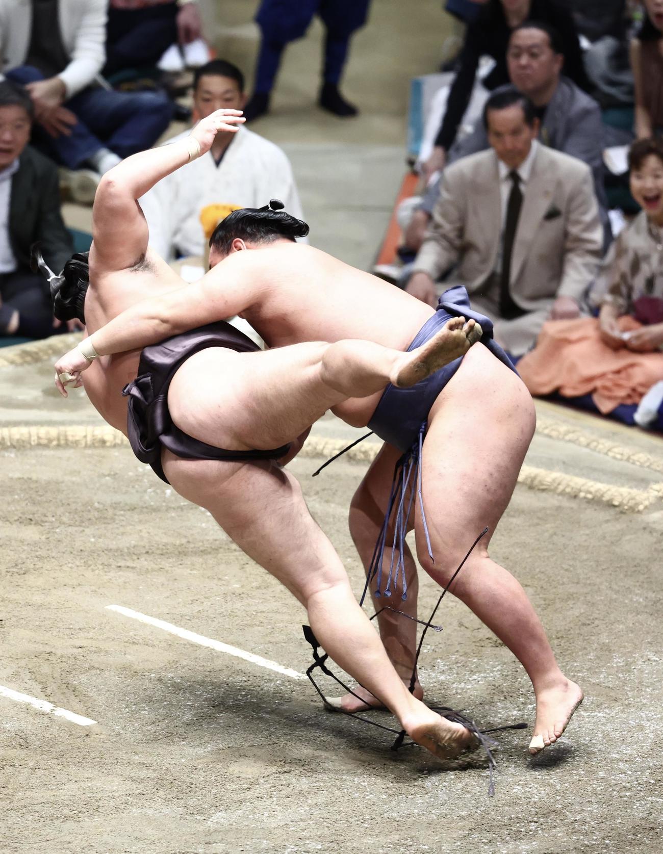霧島（左）を切り返しで破る豊昇龍（撮影・河田真司）