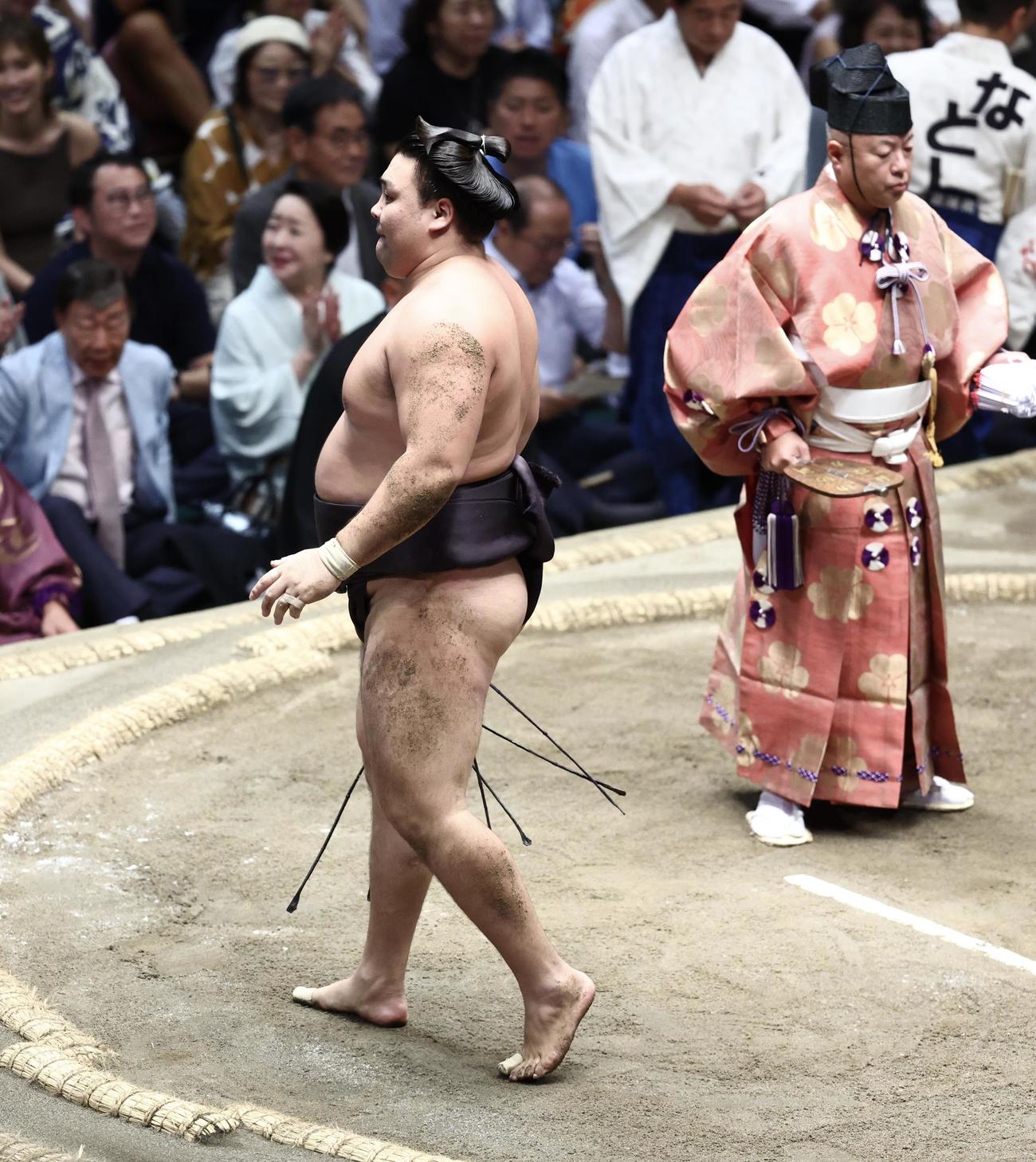 豊昇龍に切り返しで敗れた霧島（撮影・河田真司）
