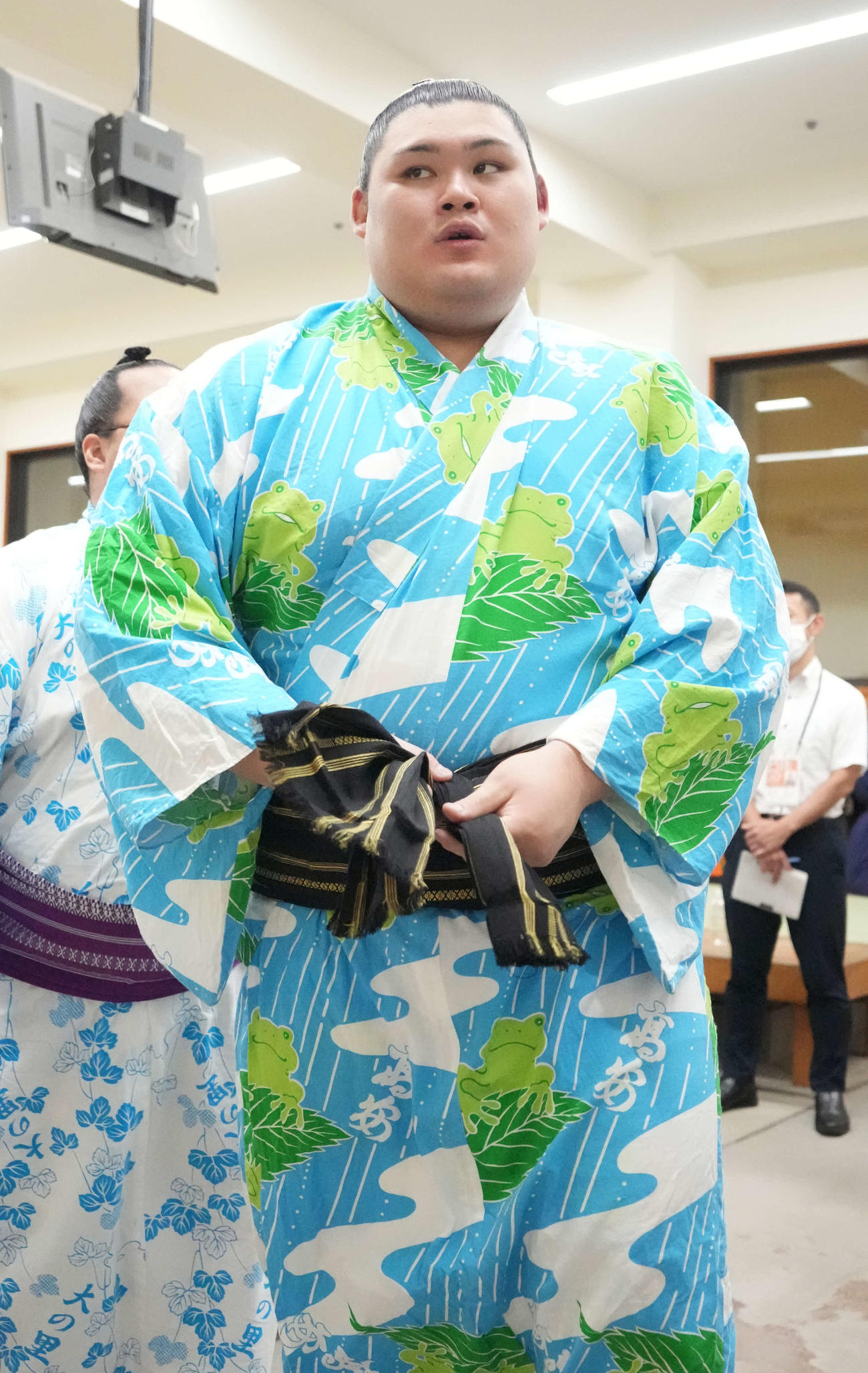 支度部屋を引き揚げる大の里（撮影・小沢裕）
