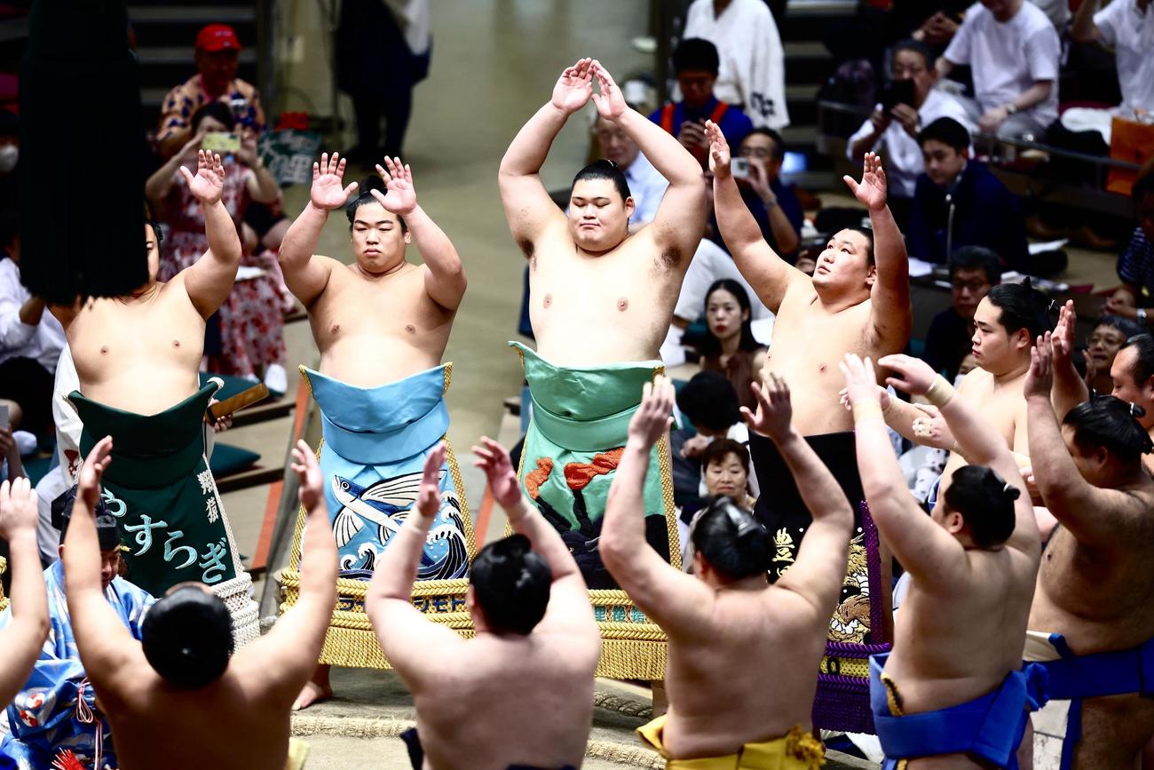 幕内土俵入りする大の里（中央）（撮影・河田真司）