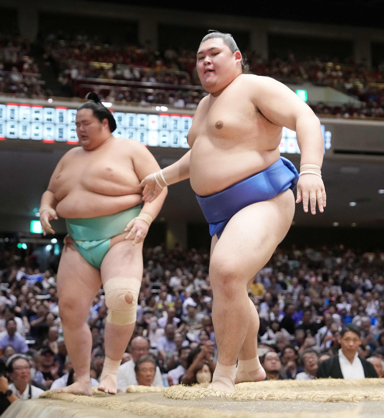 大の里（右）は取り直しの一番で琴桜を寄り切りで破る（撮影・小沢裕）