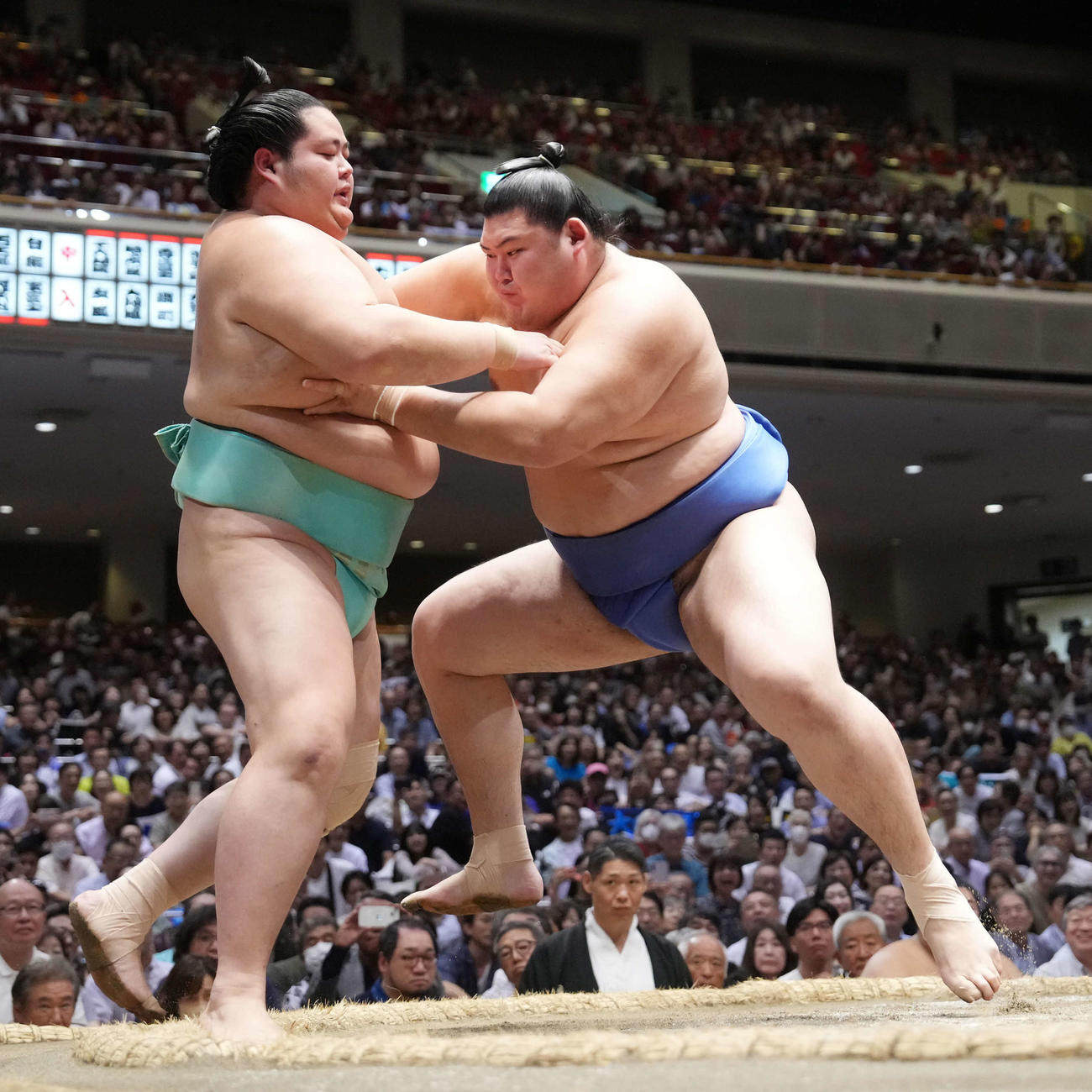 大の里（右）は取り直しの一番で琴桜を寄り切りで破る（撮影・小沢裕）