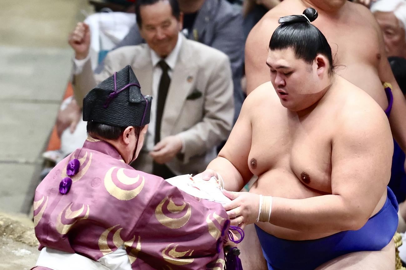 取り直しの一番で琴桜を寄り切りで破り、懸賞金の束を受け取る大の里（撮影・河田真司）