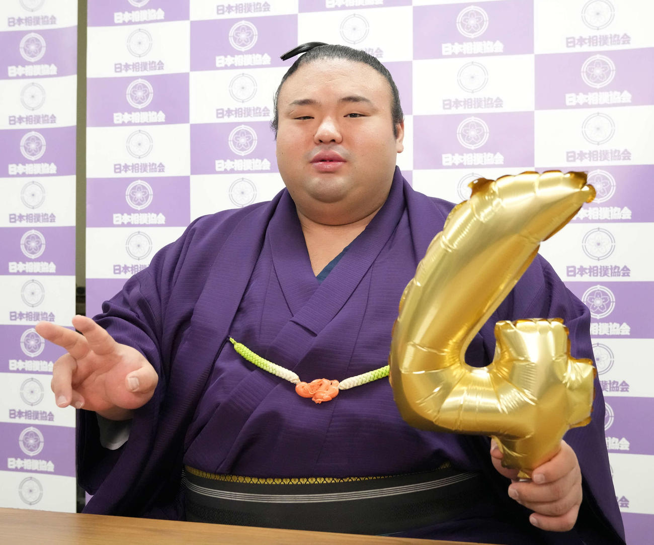 2023年9月、優勝一夜明け会見で笑顔を見せる貴景勝