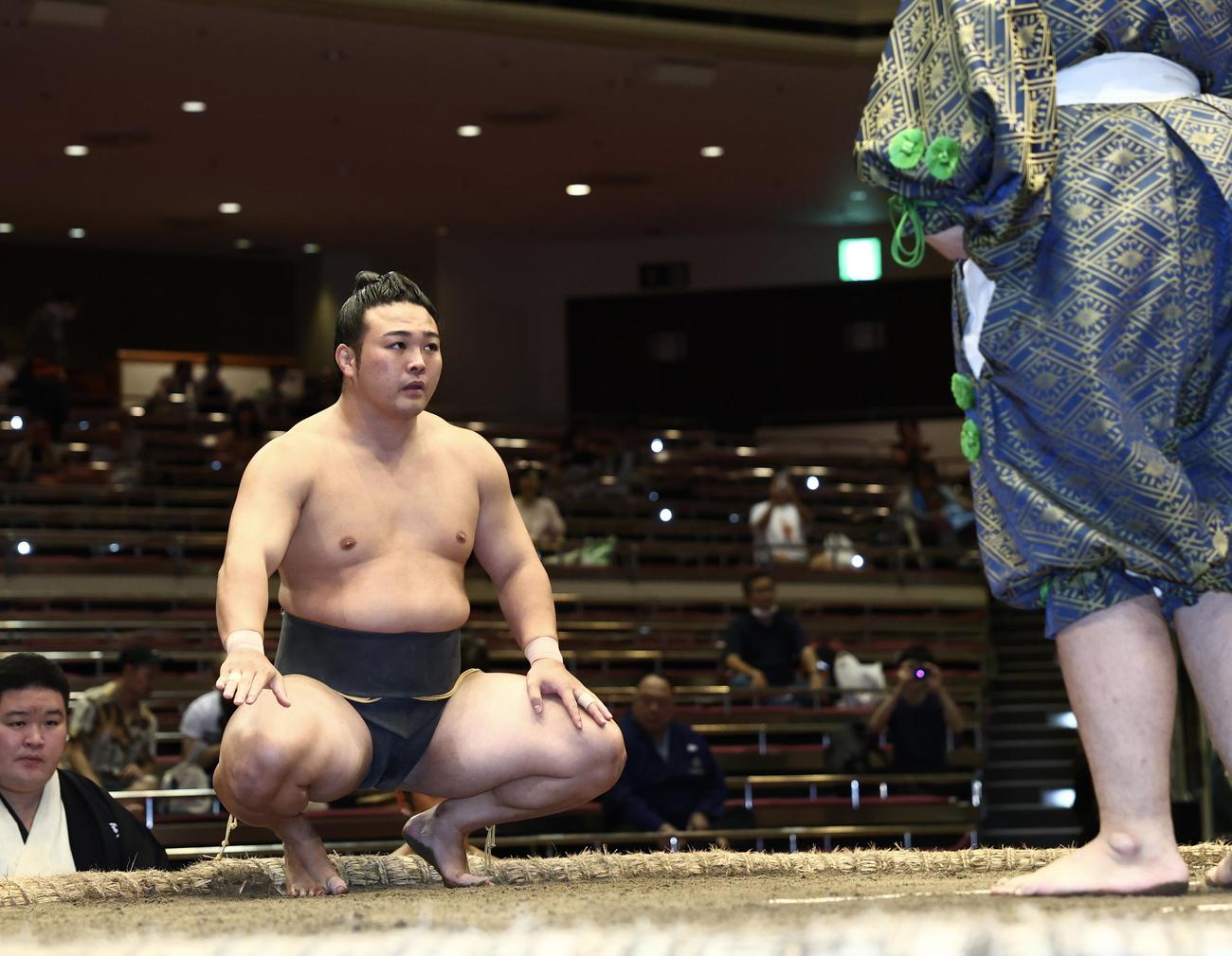 冨蘭志壽を押し出しで破り、勝ち名乗りを受ける炎鵬（撮影・河田真司）