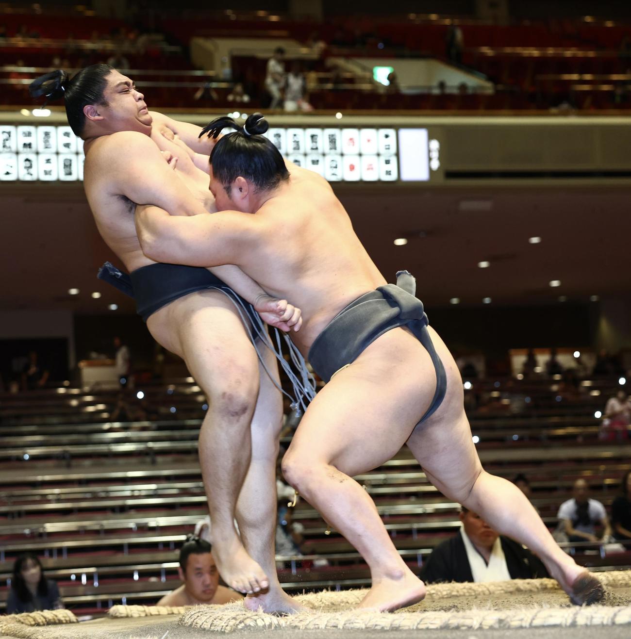 冨蘭志壽（左）を押し出しで破る炎鵬（撮影・河田真司）