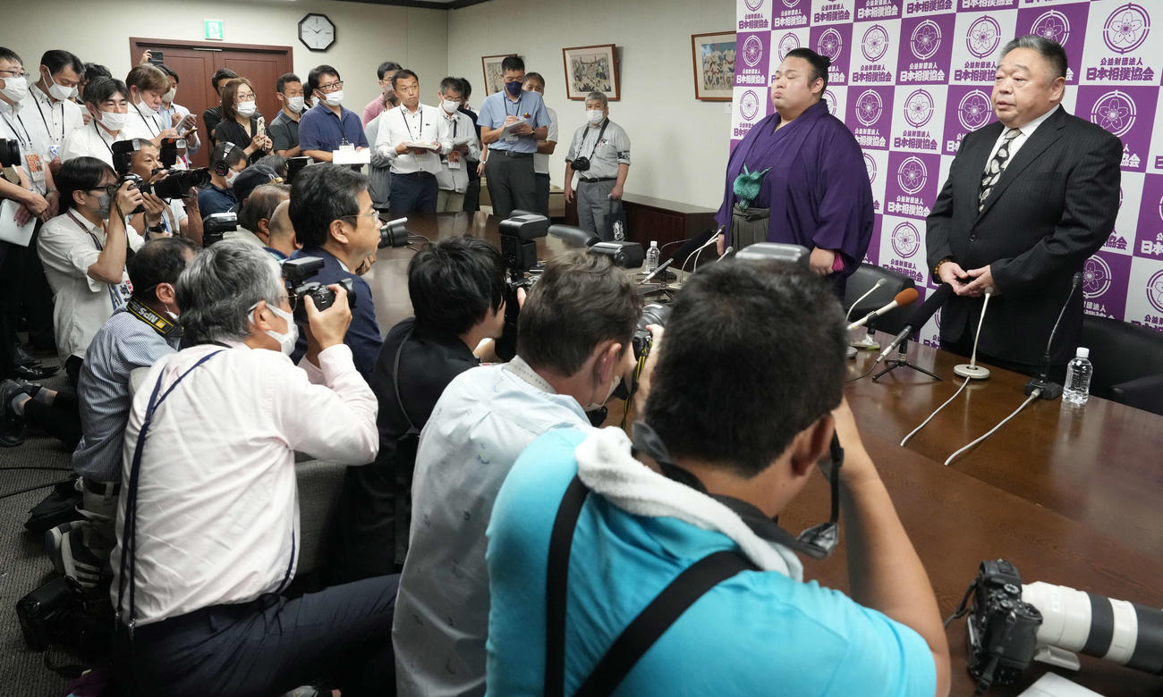 貴景勝の引退会見には大勢の報道陣が詰め掛けた（撮影・小沢裕）