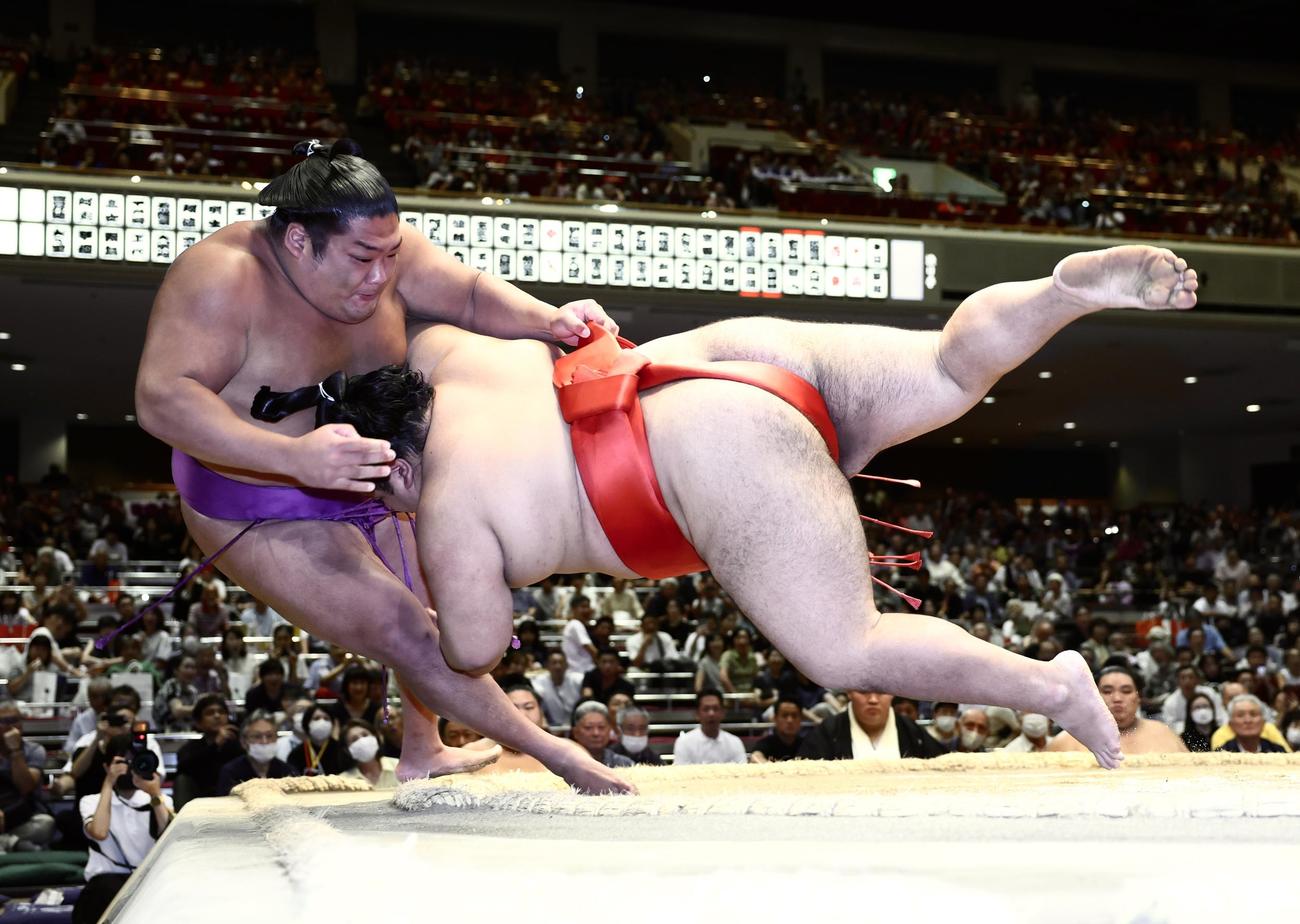 尊富士（左）は嘉陽に寄り倒しで敗れる（撮影・河田真司）