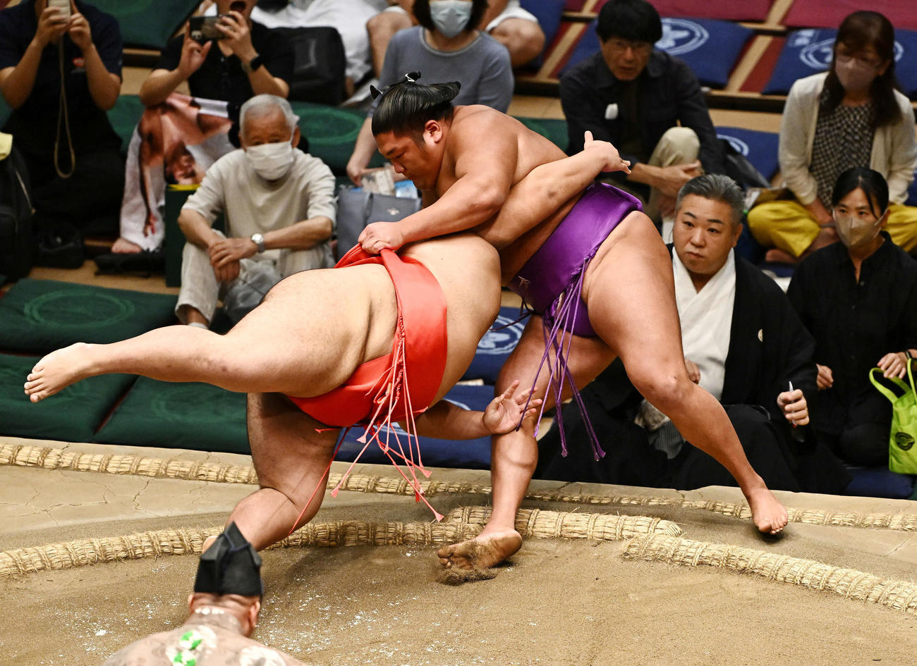 尊富士（右）は嘉陽に寄り倒しで敗れる（撮影・滝沢徹郎）