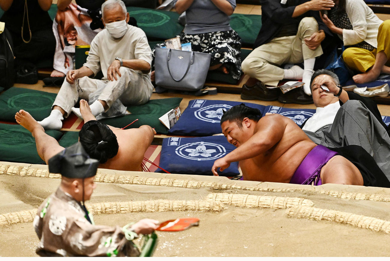 尊富士（右）は嘉陽に寄り倒しで敗れる（撮影・滝沢徹郎）
