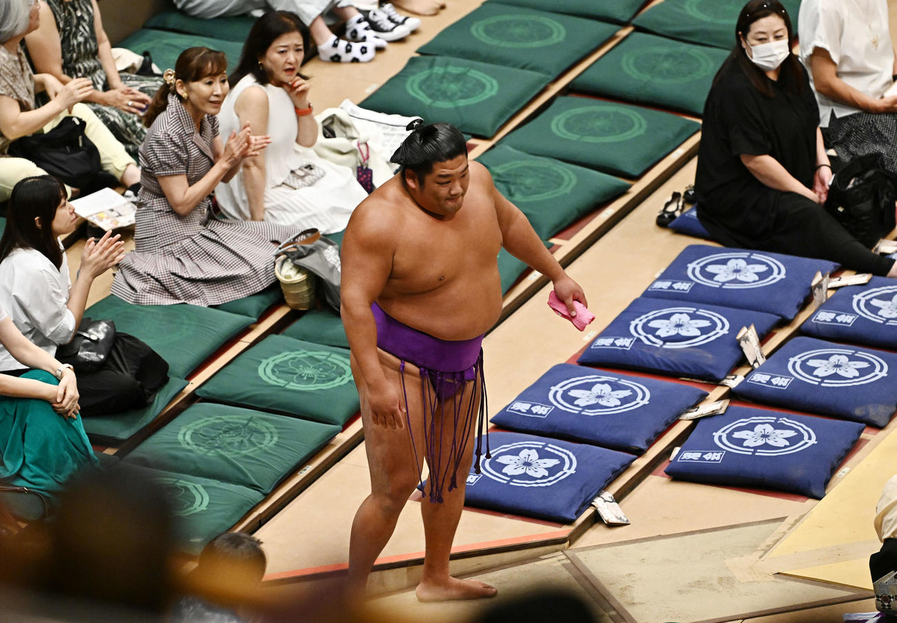 嘉陽に敗れ引き揚げる尊富士（撮影・滝沢徹郎）